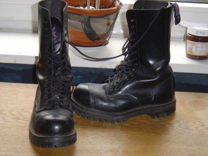 14 Loch Boots