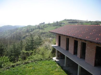 Landhaus und Grundstück auf den Hügeln Langhe Italien