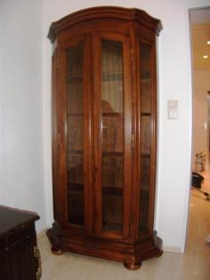 Vitrine in italienischen Stil.