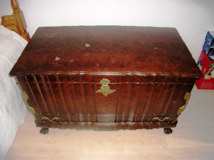 Sehr elegante Holztruhe
