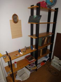 Massives Holzregal