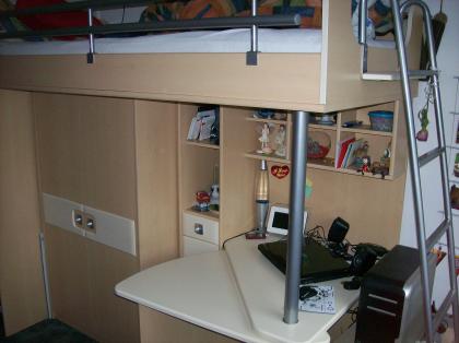 Hochbett mit Schrank schreibtisch und Madratze zu verkaufen