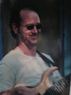 Bassist frei für Neues