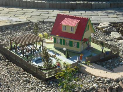 Mehrere selbstgebaute Gartenbahn häuser mit Beleuchtung ab 200 Euro