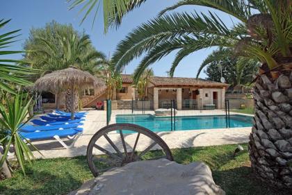Finca Mallorca Pool Kindersicher Sommerküche Spielplatz für Kinder