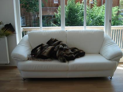 Ein wunderschönes exklusives3-er Sofa in weiß