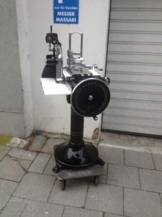 Aufschnittmaschine Berkel Nr 9 In Schwarz Mit Standfuss