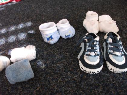 Verkaufe 3 P. Socken und 3 P. Babyschuhe