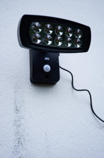 Solar-Strahler mit 80 LEDs zur gezielten Ausleuchtung von Wegen und Plätzen