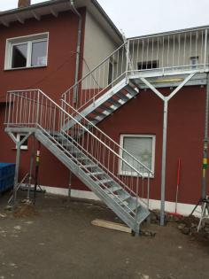 Metalltreppen aus Polen zum Garten zur Terasse Schmiedeeisenzaun Tor aus Pole