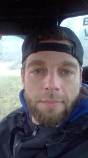 Junger gut aussehender Mann. 33 Jahre alt. ich bin 1 82m. Ich habe braune mitt