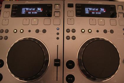 Verkaufe 2x Pioneer CDJ 350S wie neu mit 2 1/2 Jahren Restgarantie und Gewährlei