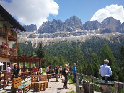 FASTENWANDERN IN SÜDTIROL SÜDTIROLER ALPEN DOLOMITEN ITALIEN