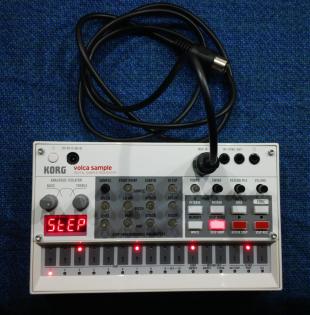 Korg Volca Sample Digital Sequenzer mit Midi-Kabel 1 5 m.