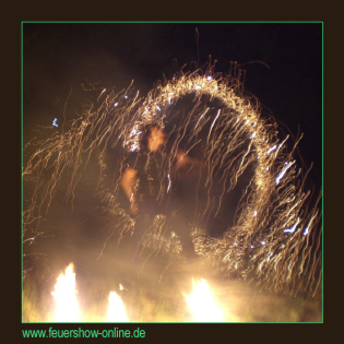Brandheiße Feuershow auch im Winter