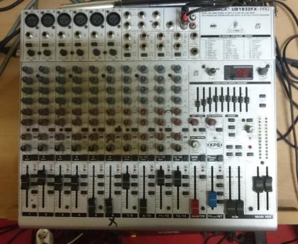 Soundsystem 2 x Boxen Bell C3 400 Watt m. Stativen und Kabeln Mischer und Endstufe