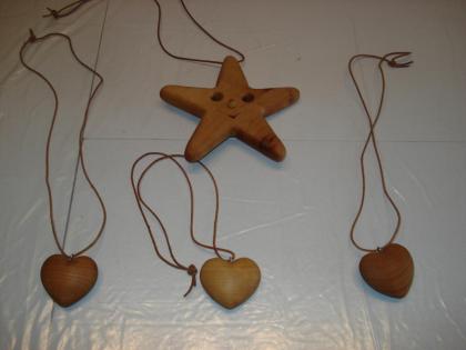 1 Holz-Stern 3 x Holz Herz mit Lederband neuwertig