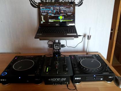 1x Allen Heath Xone 22 2x Reloop RMP3a 1x Reloop Play