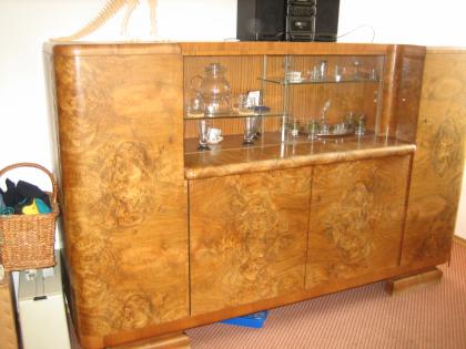 Schrank Komode und Ausziehtisch mit 4 Stühlen
