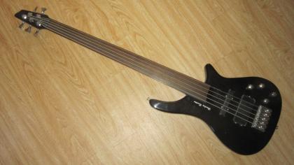 5-String Fretless-Bass neuwertig