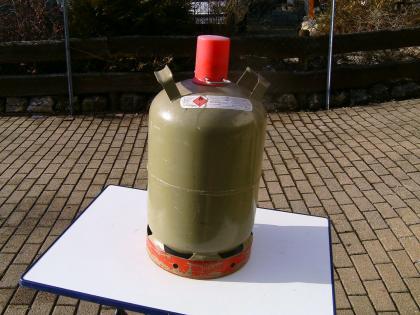 Gasflaschen grau zu verkaufen