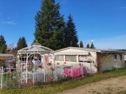 Landhaus mit Wohnwagen auf Dauercampingplatz