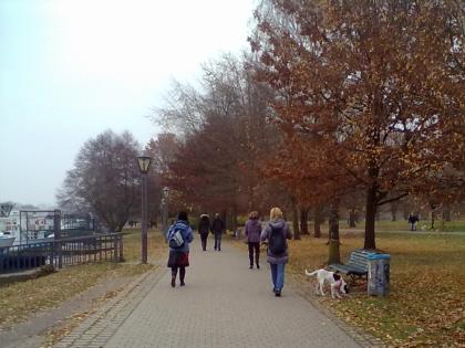 AdventLachSpaziergang mittenmang Berlin - Lach-Meditations-Workshop an der Spre