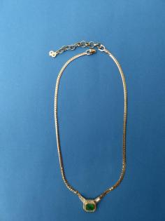 Dior Collier smaragd-grüner Stein vergoldet.