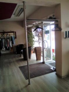 Chromfarbige Garderobe mit Ablage mit Wand und Deckenbefestigung