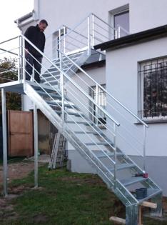 Metalltreppen aus Polen Metallzaune und Tore als auch Massivholztreppen