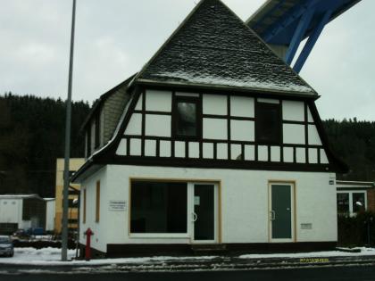 Freistehendes EFHs. mit Ladenlokal Kundenparkplätze u. gr. Grundstück