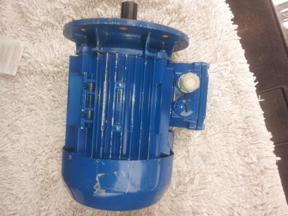 3 x Elektromotor neu mit Lagerspuren a 95 EUR