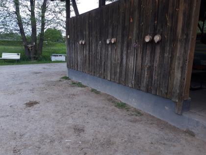 Offenstall Bewegungsstall hat Platz für zwei Wallache frei