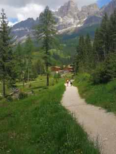 FASTENWANDERN IN SÜDTIROL SÜDTIROLER ALPEN DOLOMITEN ITALIEN