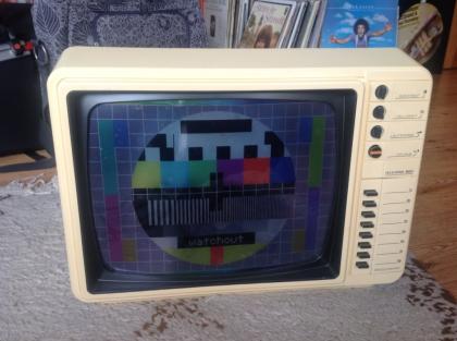 Vintage TV mit beleuchtetem LED Testbild und gutem Sound.