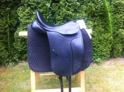 Traumhafter Dressursattel der Nobelmarke County Connection 17 Zoll 1 1/2 Jahr