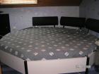 Achteckiges Bett 2 20m x 2 20m mit rückenlehnen und bezug