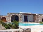 Neubauhäuser aus Naturstein auf Paros