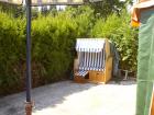 Wohnwagen mit Vorzelt Terrasse und eingezäuntem Grundstück