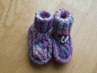 Selbstgestrickte Babyschühchen zu verkaufen